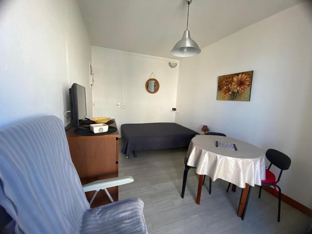 Cette petite chambre comprend une table et un lit. dans l'établissement Mini-studio à 5min des thermes avec Wifi - FR-1-503-176, à Balaruc-les-Bains