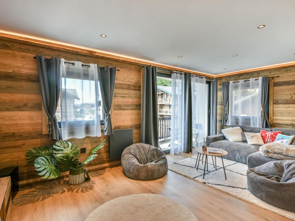 un salon avec un canapé et une table dans l'établissement T3 rénové au centre, parking, casier à skis, 4-6 pers - FR-1-685-81, aux Gets