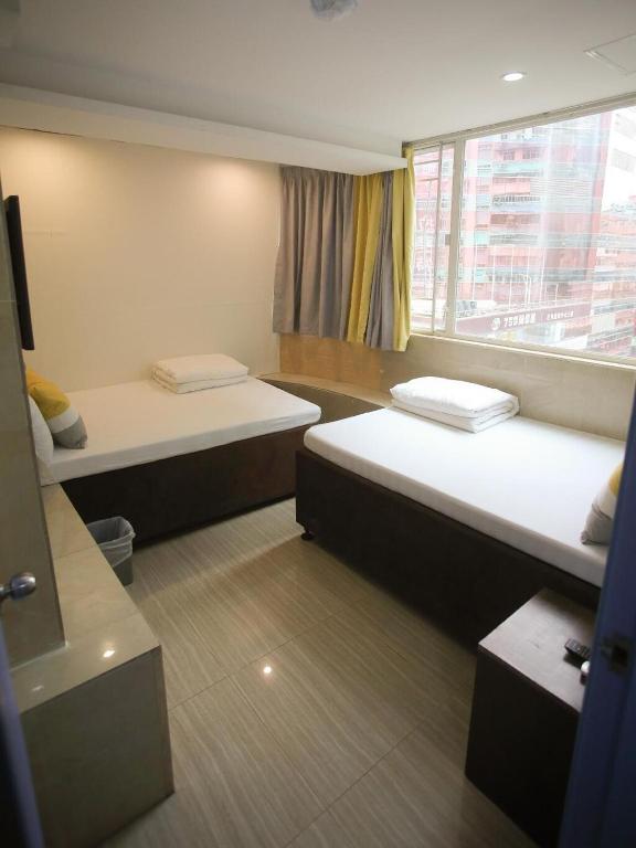 香港The Nap Mong Kok的有两张床和一扇窗户的酒店房间