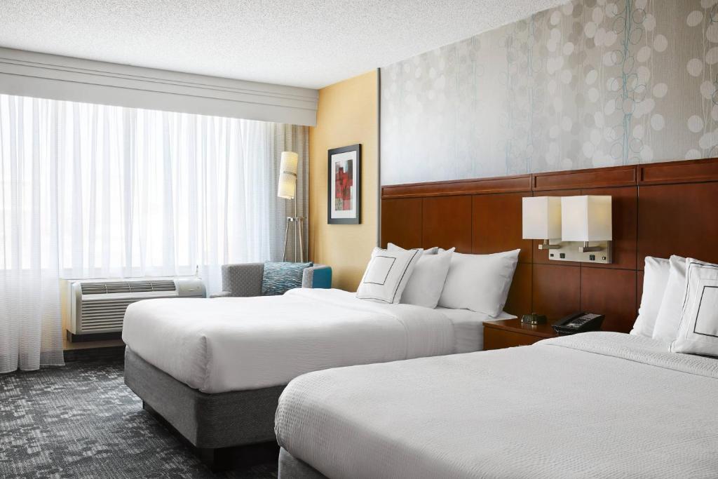 Uma cama ou camas num quarto em Courtyard by Marriott Newark Downtown