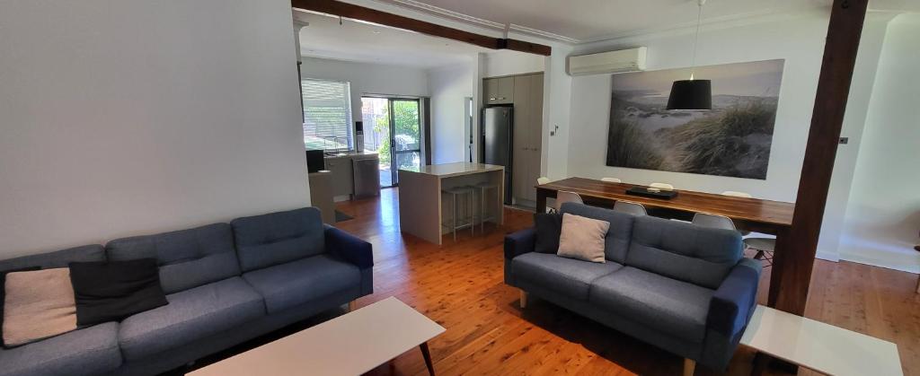 Ruang duduk di Beachcomber - 39 Phillip Drive South West Rocks