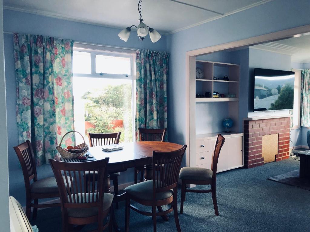 TV a/nebo společenská místnost v ubytování Sunny, Comfortable and Quiet温馨 family shared room