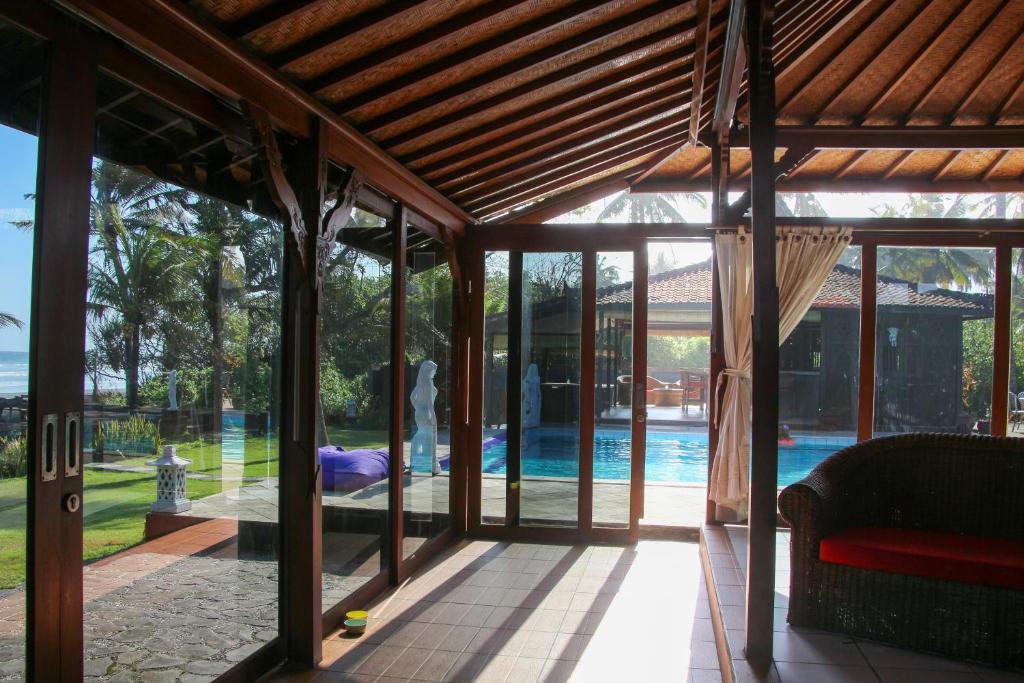Bazén v ubytování Bali Hai Island Resort Jembrana nebo v jeho okolí