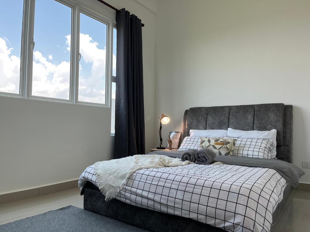 Postel nebo postele na pokoji v ubytování Industrial 2BR 8Pax Impression City 5Mins ToTown