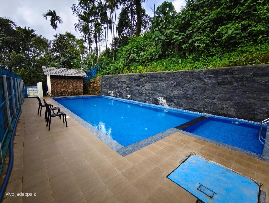 Bazén v ubytování Coorg Coffee Bean Resort nebo v jeho okolí