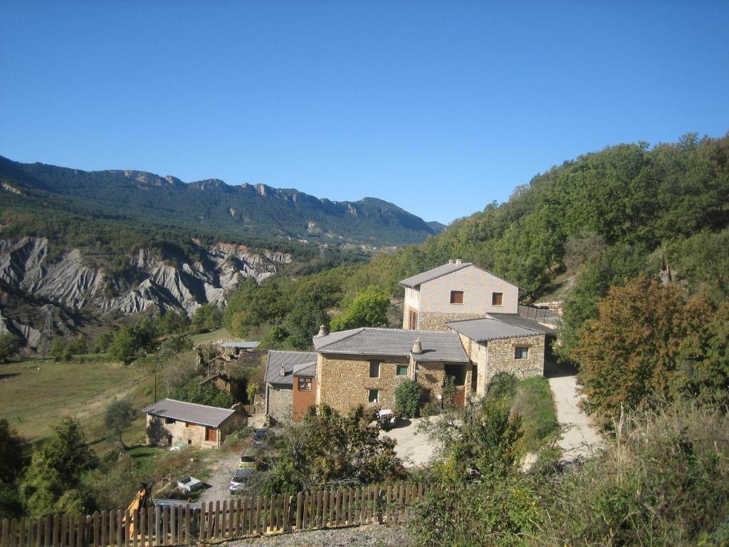 a house in the middle of a mountain at Casa Tomaso - Turismo Rural in Reperos