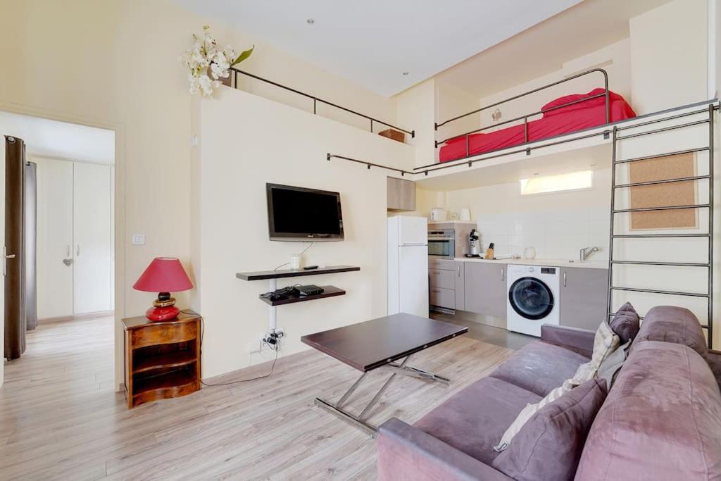 un salon avec un canapé et une table dans l'établissement Charming suite close to Grand Rex, à Paris