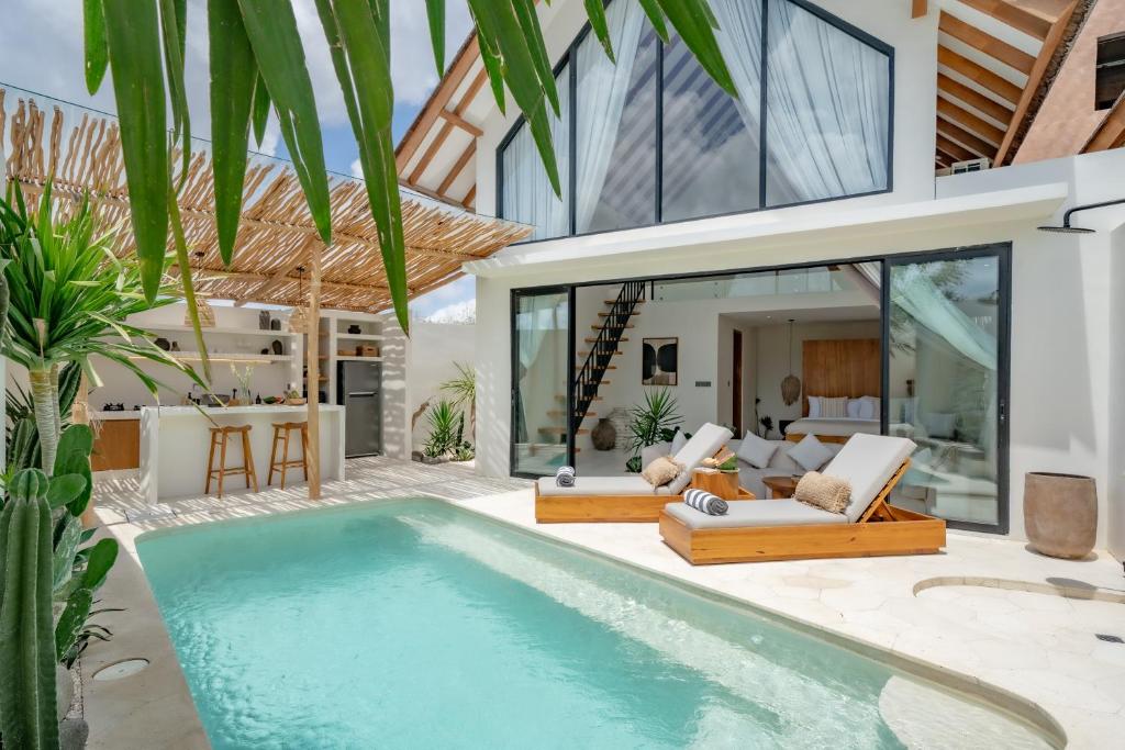 een villa met zwembad en huis bij 7Seas Bingin in Uluwatu
