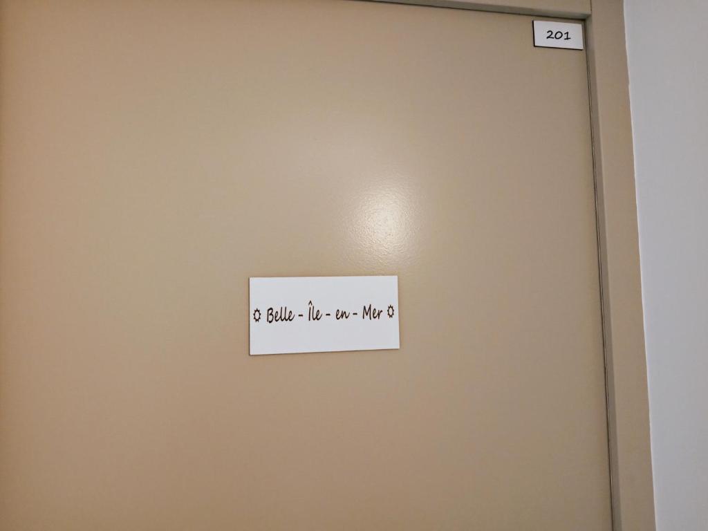 un panneau sur une porte qui dit de fermer nous embauchons dans l'établissement Les studios de la gare linge café thé inclus wifi, à Vannes