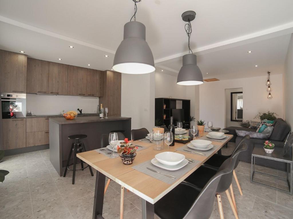Apartments Marti - Three Bedroom Apartment with Balconies and Sea View - ST