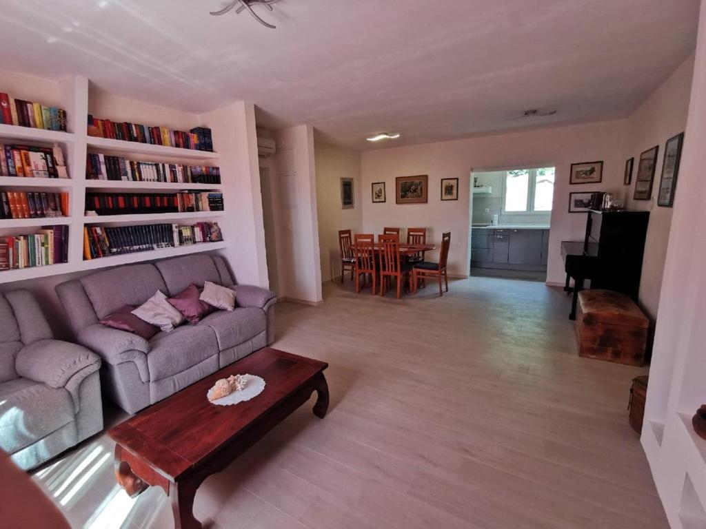 ein Wohnzimmer mit einer Couch und einem Couchtisch in der Unterkunft Apartment Nera ST - Two-Bedroom Apartment with Sea View in Omiš