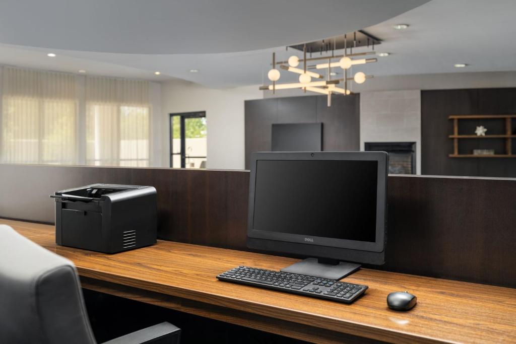 TV a/nebo společenská místnost v ubytování Courtyard by Marriott Kingston