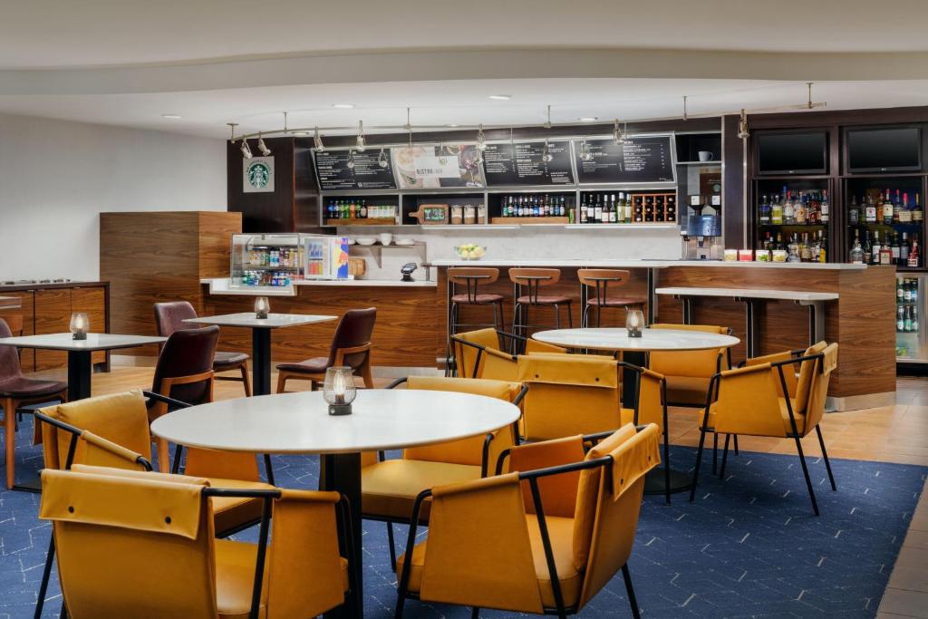 Lounge nebo bar v ubytování Courtyard by Marriott Kingston
