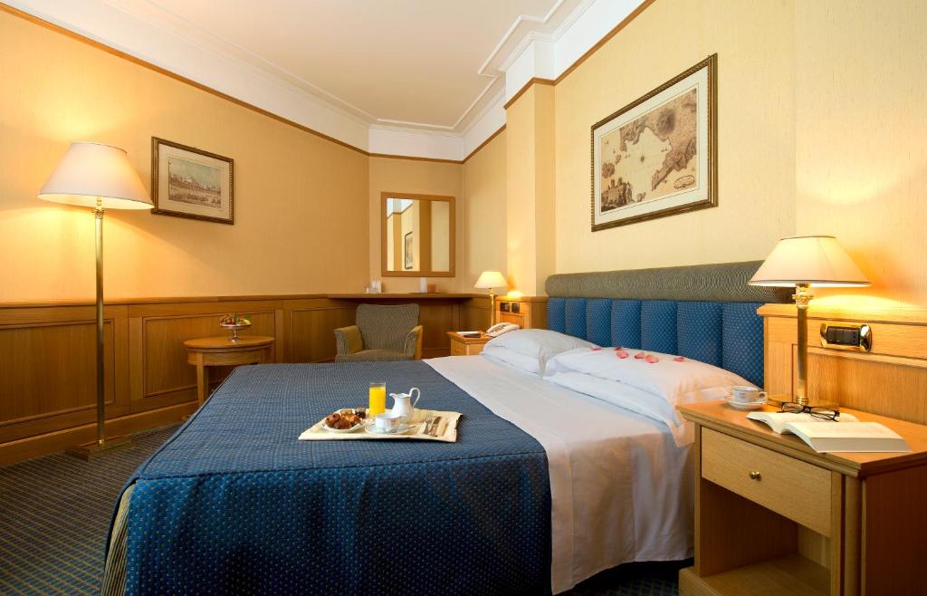 Postel nebo postele na pokoji v ubytování Grand Hotel Barone Di Sassj
