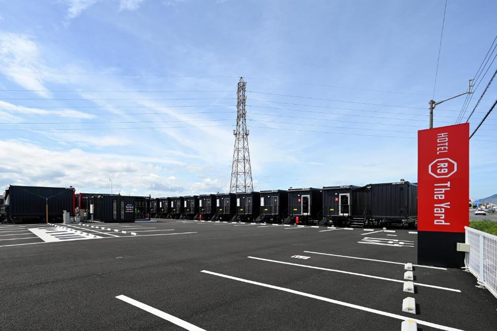 un estacionamiento vacío con un montón de remolques en HOTEL R9 The Yard Marugame, en Marugame
