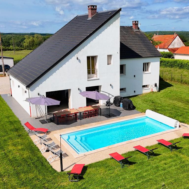 an aerial view of a house with a swimming pool at Les retrouvailles des Ducs by Vindihouses - piscine chauffé toute l'année - billard in Magnien