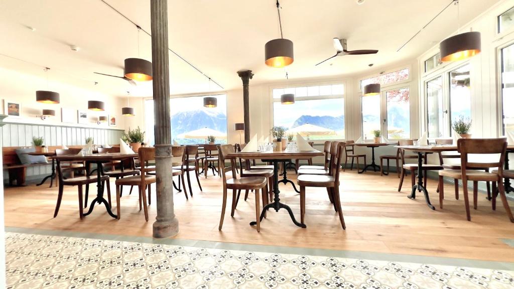 Restaurace v ubytování Boutique Hotel Niesenblick - direkt am Thunersee gelegen mit SELF CHECK IN & digitaler Rezeption