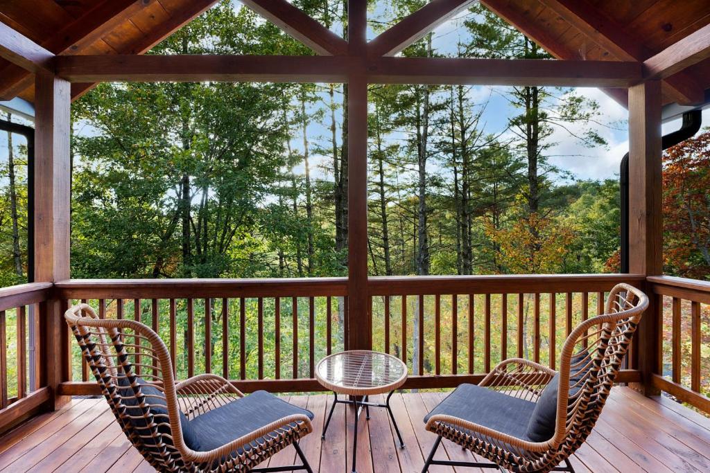 Μπαλκόνι ή βεράντα στο Peaceful River Hideaway - Shuffleboard Table Beautiful Outdoor Spaces More