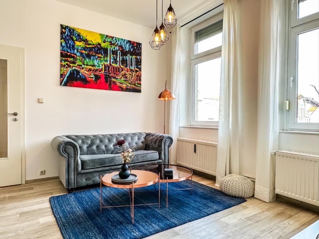 ヴォルフスブルクにあるR und S Apartments Stylische Wohnung I Küche I Parkplatz I Smart TVのソファとテーブルのあるリビングルーム