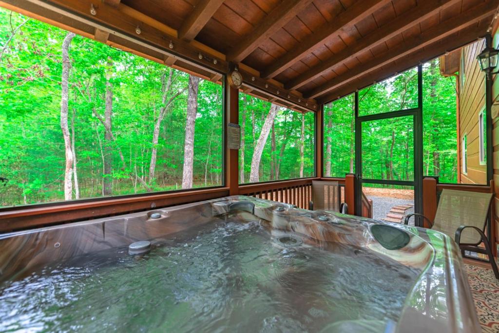 Φωτογραφία από το άλμπουμ του Firefly Cabin - Hot Tub Firepit Pet Friendly σε Mineral Bluff