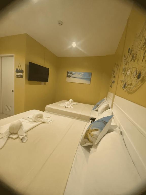 Postel nebo postele na pokoji v ubytování Glory Inn and Suites Boracay