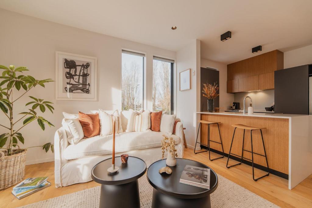 Chic and Contemporary Living at Cambridge Terrace - Resim 1