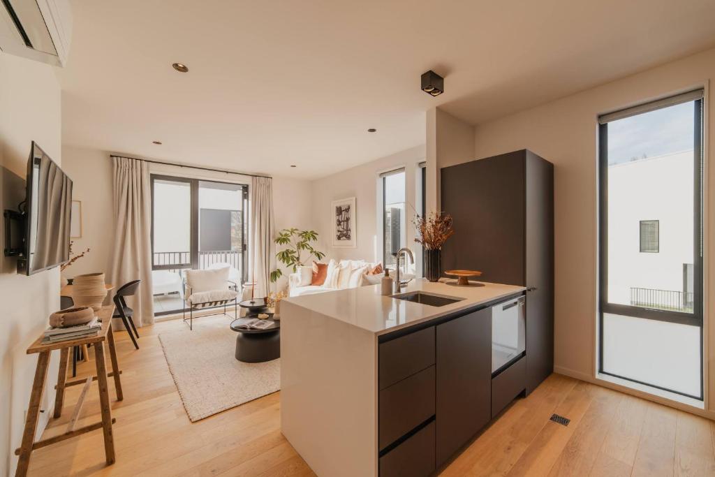 Chic and Contemporary Living at Cambridge Terrace - Resim 4