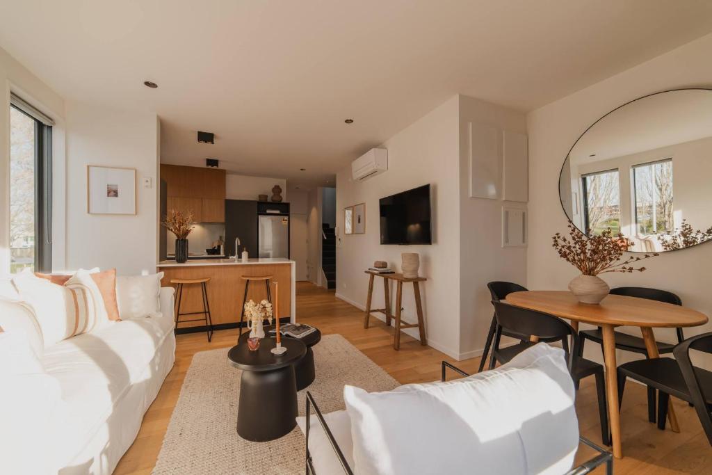 Chic and Contemporary Living at Cambridge Terrace - Resim 23