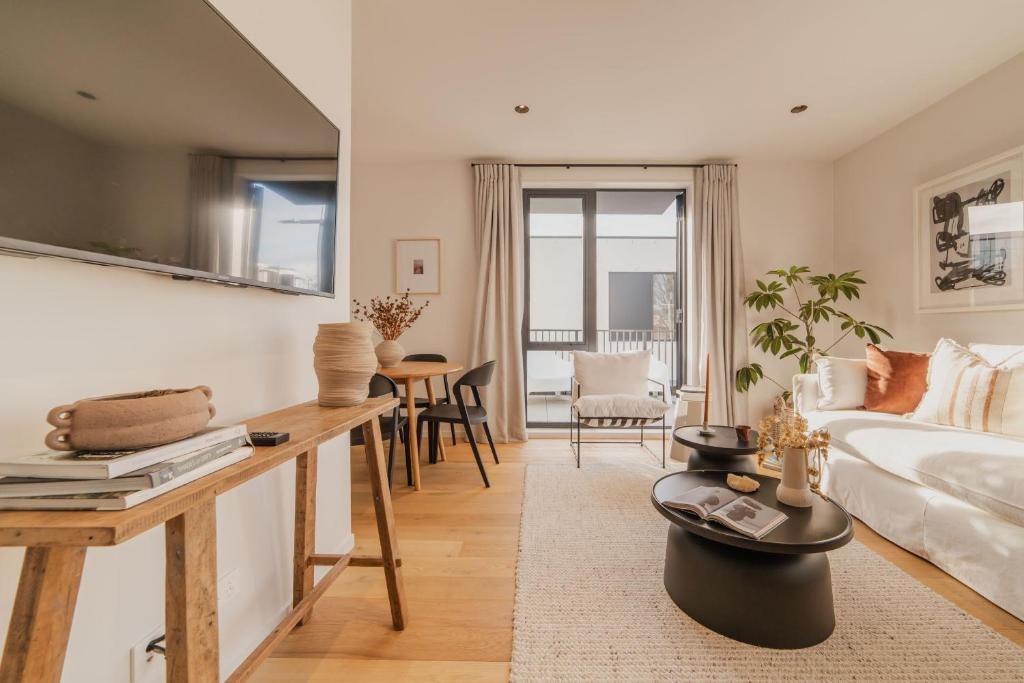 Chic and Contemporary Living at Cambridge Terrace - Resim 27