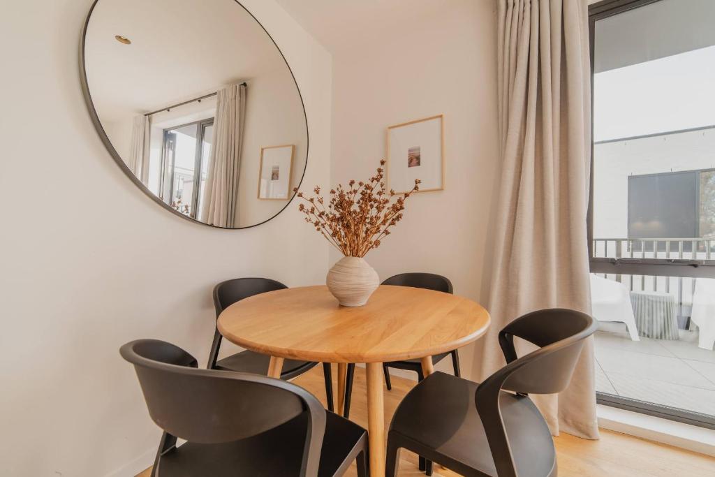 Chic and Contemporary Living at Cambridge Terrace - Resim 28