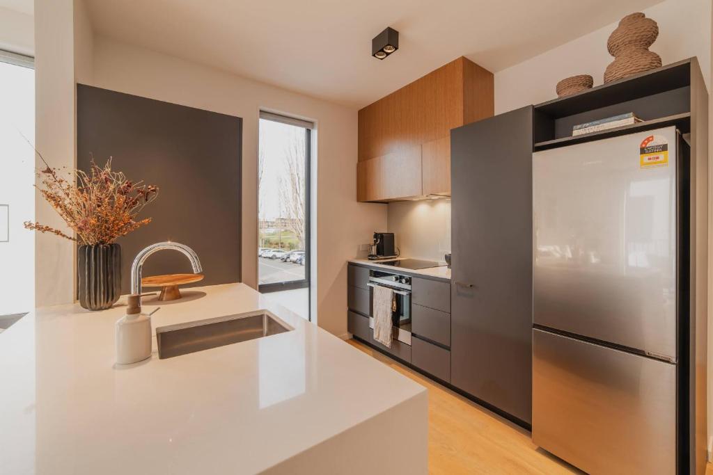 Chic and Contemporary Living at Cambridge Terrace - Resim 29