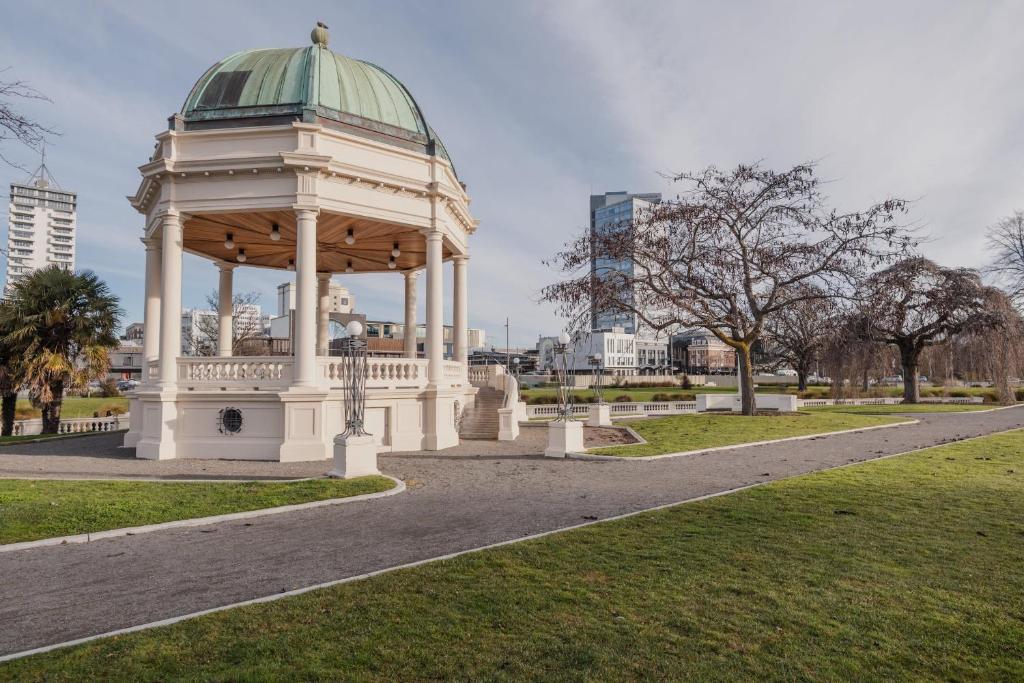 Chic and Contemporary Living at Cambridge Terrace - Resim 40