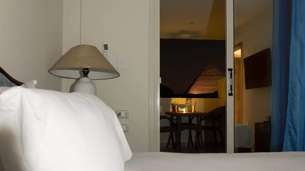 Postel nebo postele na pokoji v ubytování Pyramids Vista INN