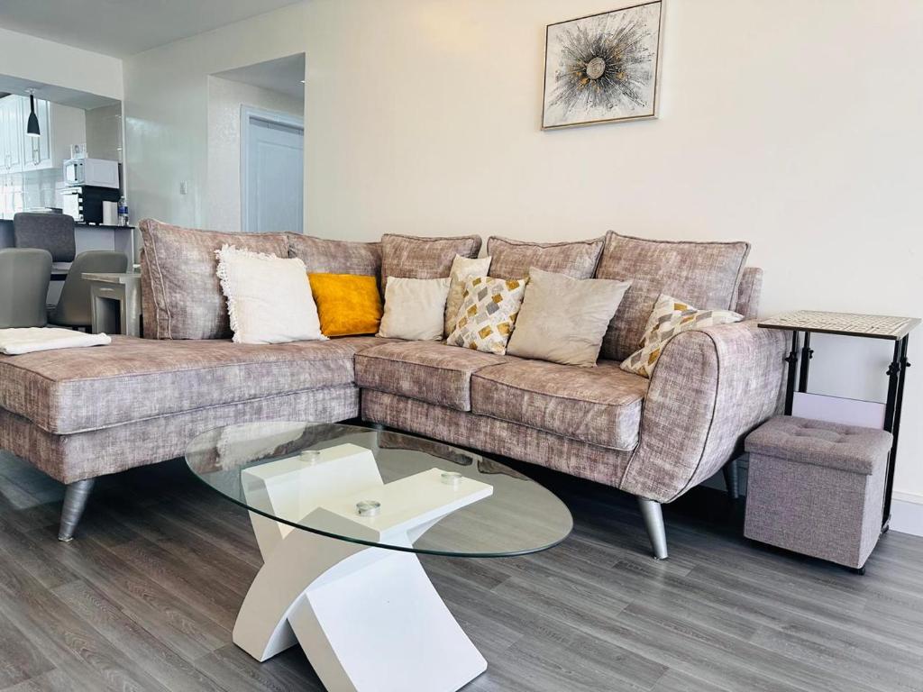 Una sala de estar con un sofá y una mesa de cristal. en casamia luxury apartments, en Nairobi
