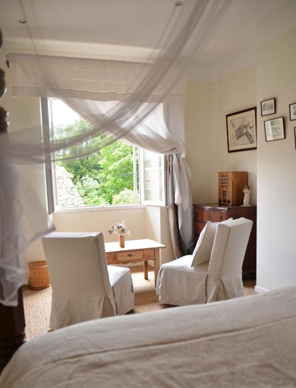 Posezení v ubytování ferme st pierre 2 suites avec repas, piscine, clim, cheminée ou baignoire spa
