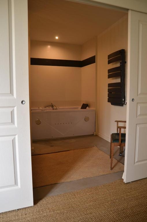 Postel nebo postele na pokoji v ubytování ferme st pierre 2 suites avec repas, piscine, clim, cheminée ou baignoire spa
