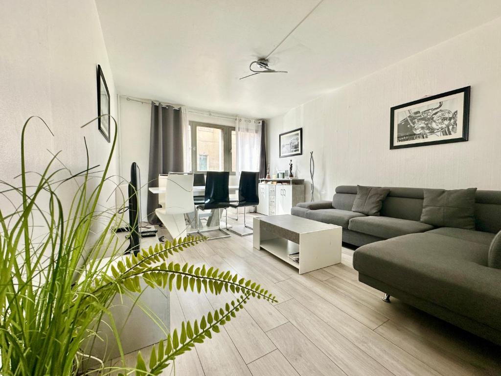 un salon avec un canapé et une table dans l'établissement Le Montjovis, spacieux et lumineux avec garage, à Limoges