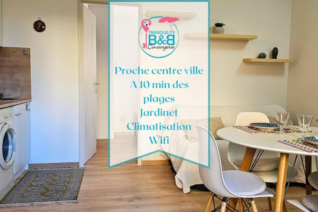 - un panneau dans une cuisine avec une table et une salle à manger dans l'établissement Le Sérénité -clim-wifi-proche centre ville-plages, à Hyères