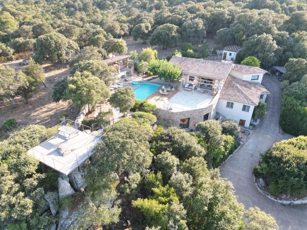 une vue aérienne d'une maison avec piscine dans l'établissement Sublime vue sur mer et montagne, à Porto-Vecchio