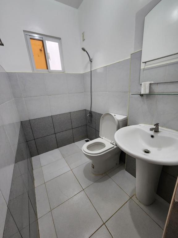 Koupelna v ubytování Demit Apartment -2br near airport- 4