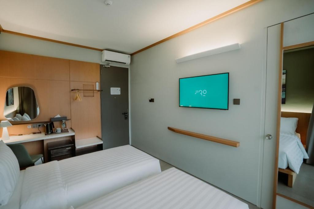 Postel nebo postele na pokoji v ubytování Jiro Hotel