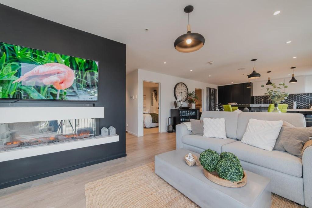 Penthouse Perfection - 2BR Elegance on Worcester St - Resim 9