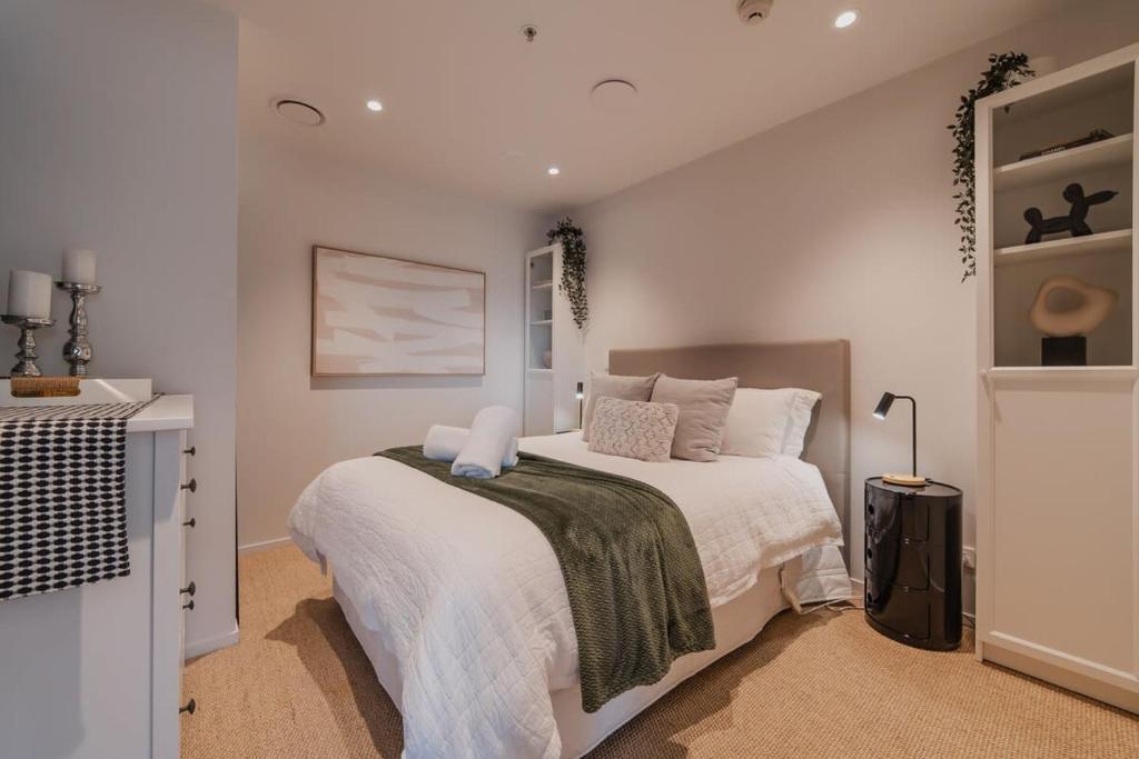 Penthouse Perfection - 2BR Elegance on Worcester St - Resim 2