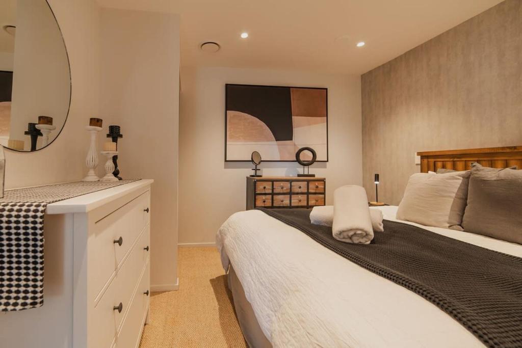 Penthouse Perfection - 2BR Elegance on Worcester St - Resim 15