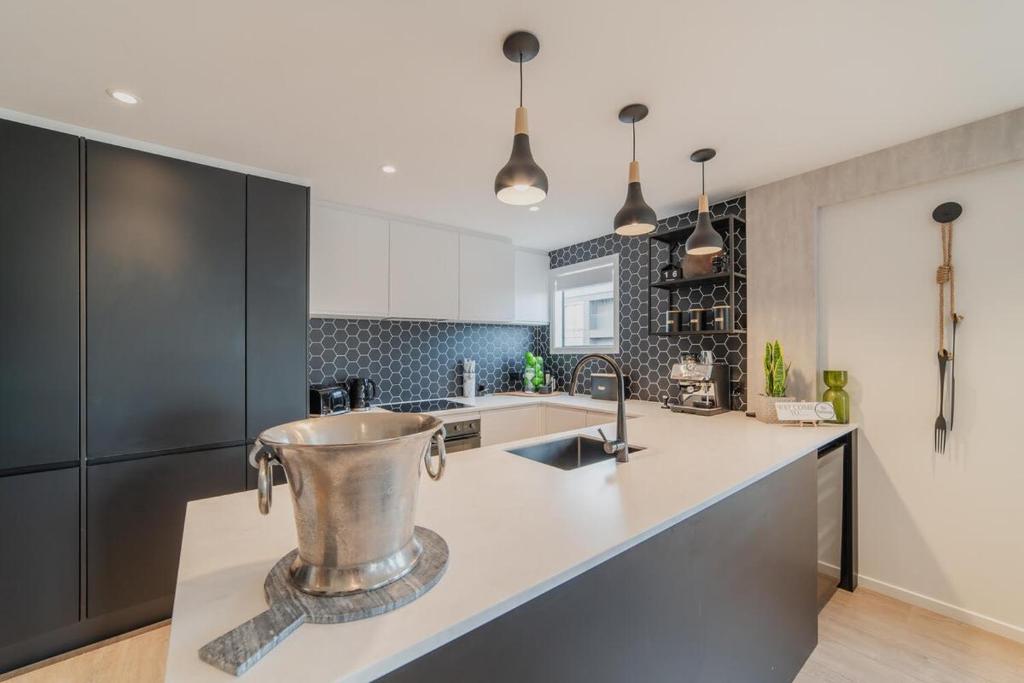 Penthouse Perfection - 2BR Elegance on Worcester St - Resim 3