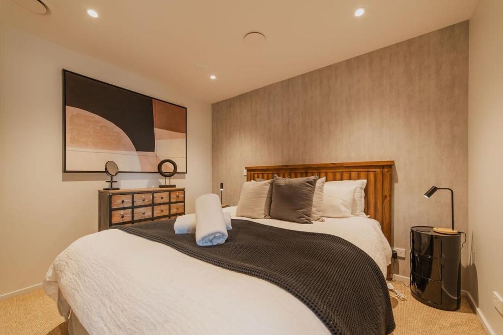 Penthouse Perfection - 2BR Elegance on Worcester St - Resim 18