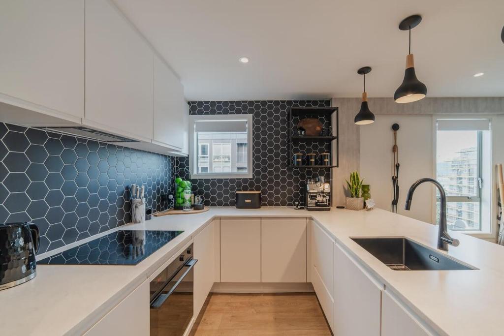 Penthouse Perfection - 2BR Elegance on Worcester St - Resim 21