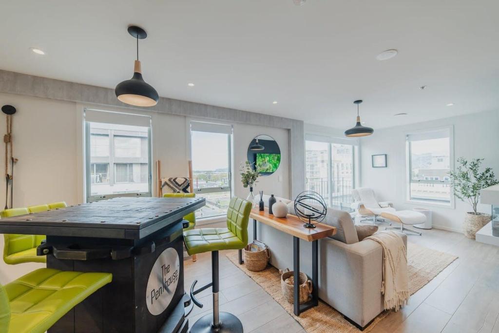 Penthouse Perfection - 2BR Elegance on Worcester St - Resim 23