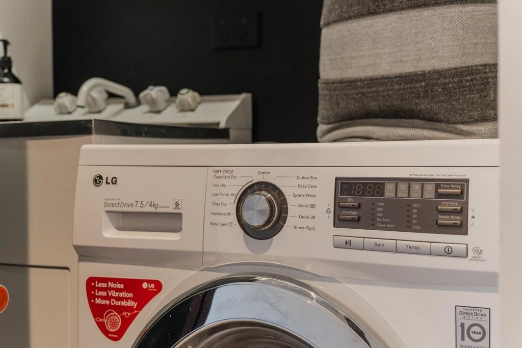 Penthouse Perfection - 2BR Elegance on Worcester St - Resim 29