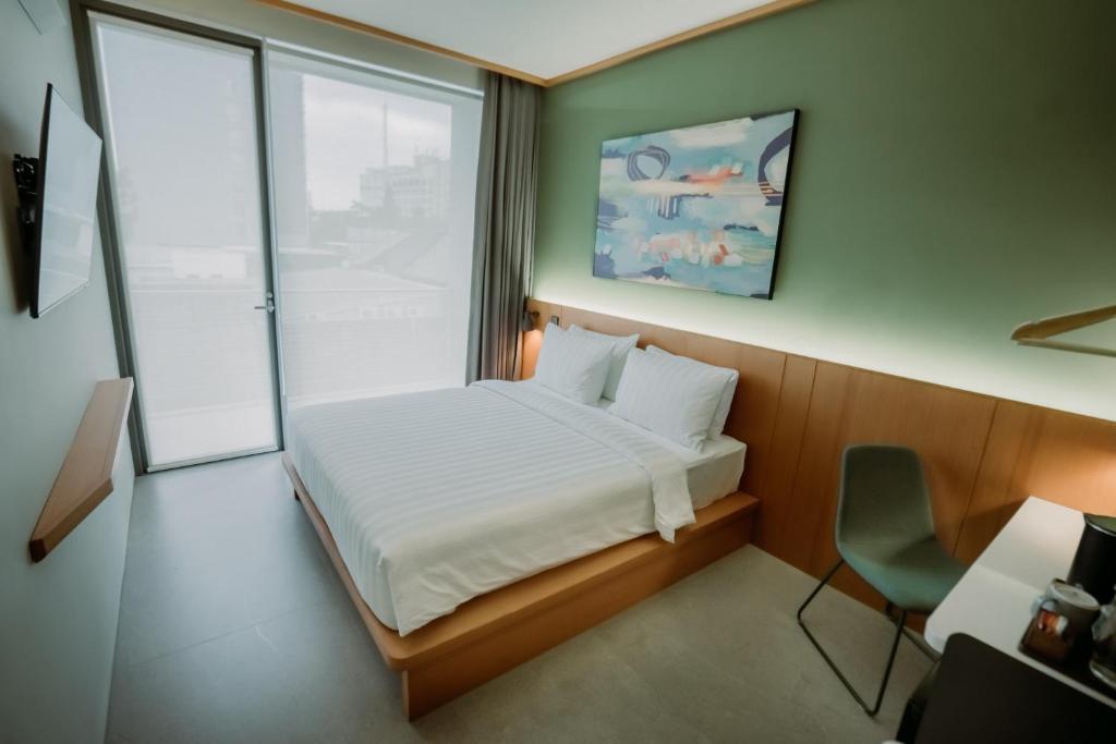 Postel nebo postele na pokoji v ubytování Jiro Hotel